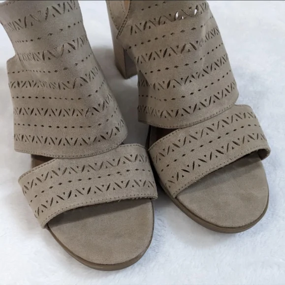 Seychelles Bora Tan Perforated Laser Cut Ankle Strap Chunky Block Heel Sandals - Picture 6 of 14